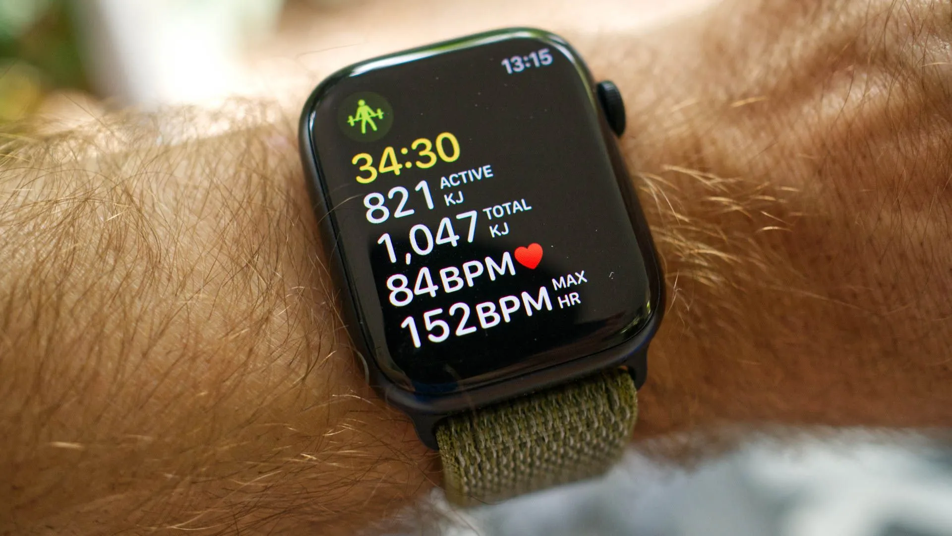 Apple Watch Series 8 ghi lại buổi tập luyện Sức Mạnh Truyền Thống trong ứng dụng Bài Tập