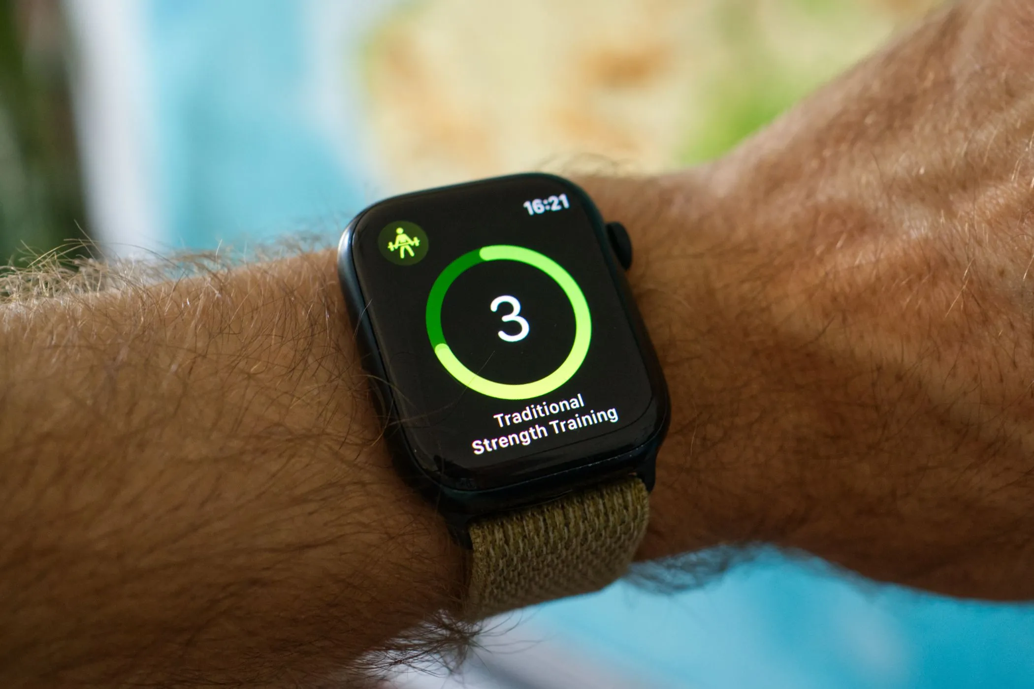Apple Watch Series 8 hiển thị màn hình bắt đầu bài tập luyện sức mạnh.
