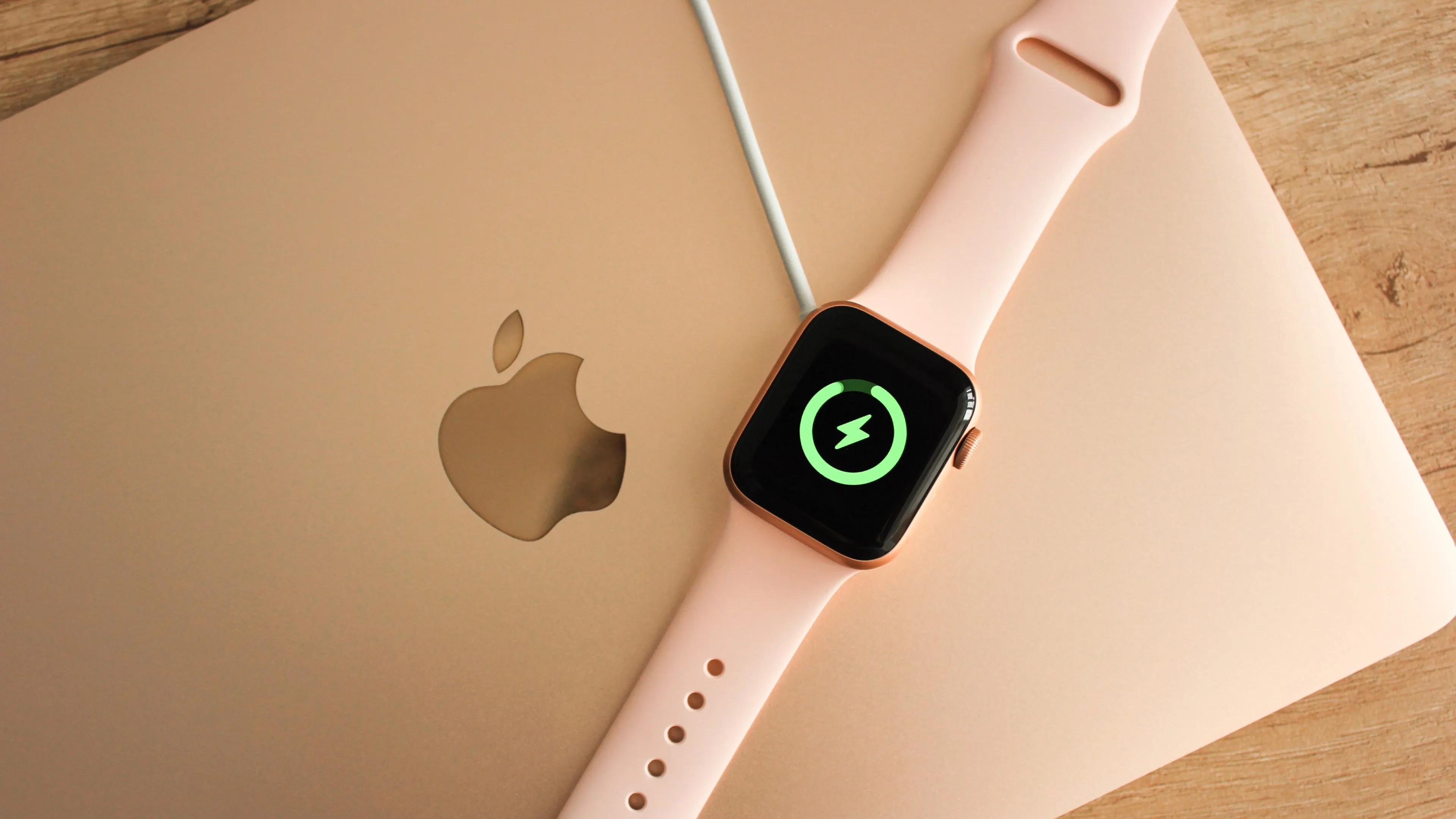 Apple Watch trên MacBook Air.
