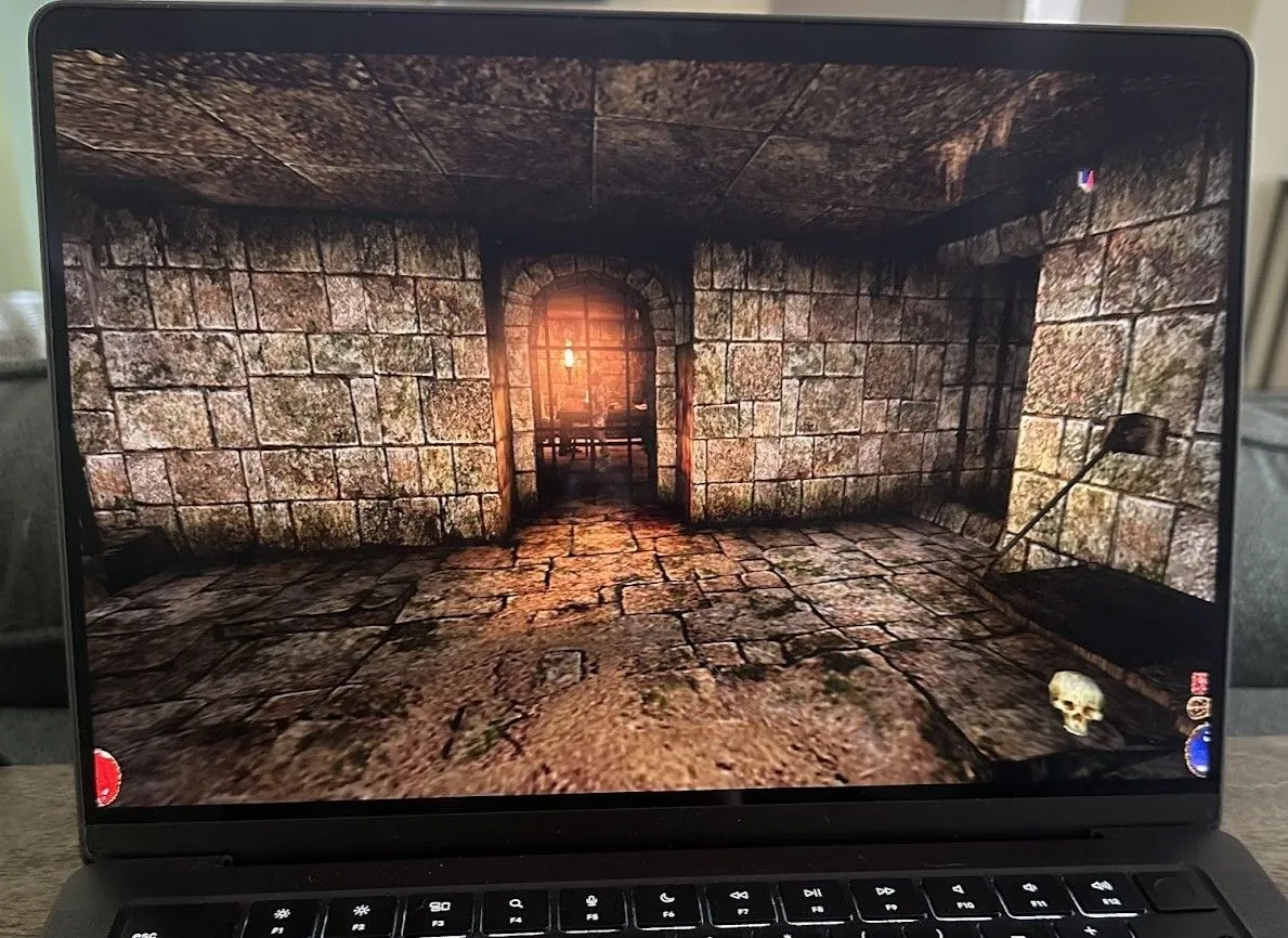 Arx Fatalis, tựa game immersive sim, đang chạy trên MacBook Pro thông qua source port Arx Libertatis, hiển thị đồ họa dungeon crawler.