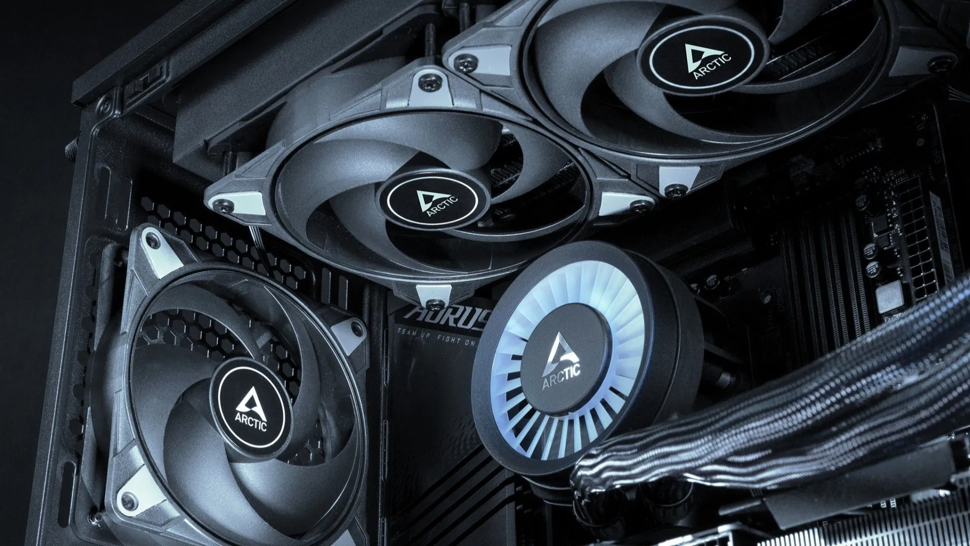 Ba quạt ARCTIC P12 Max được gắn bên trong vỏ case PC, thể hiện khả năng tản nhiệt hiệu quả với chi phí hợp lý