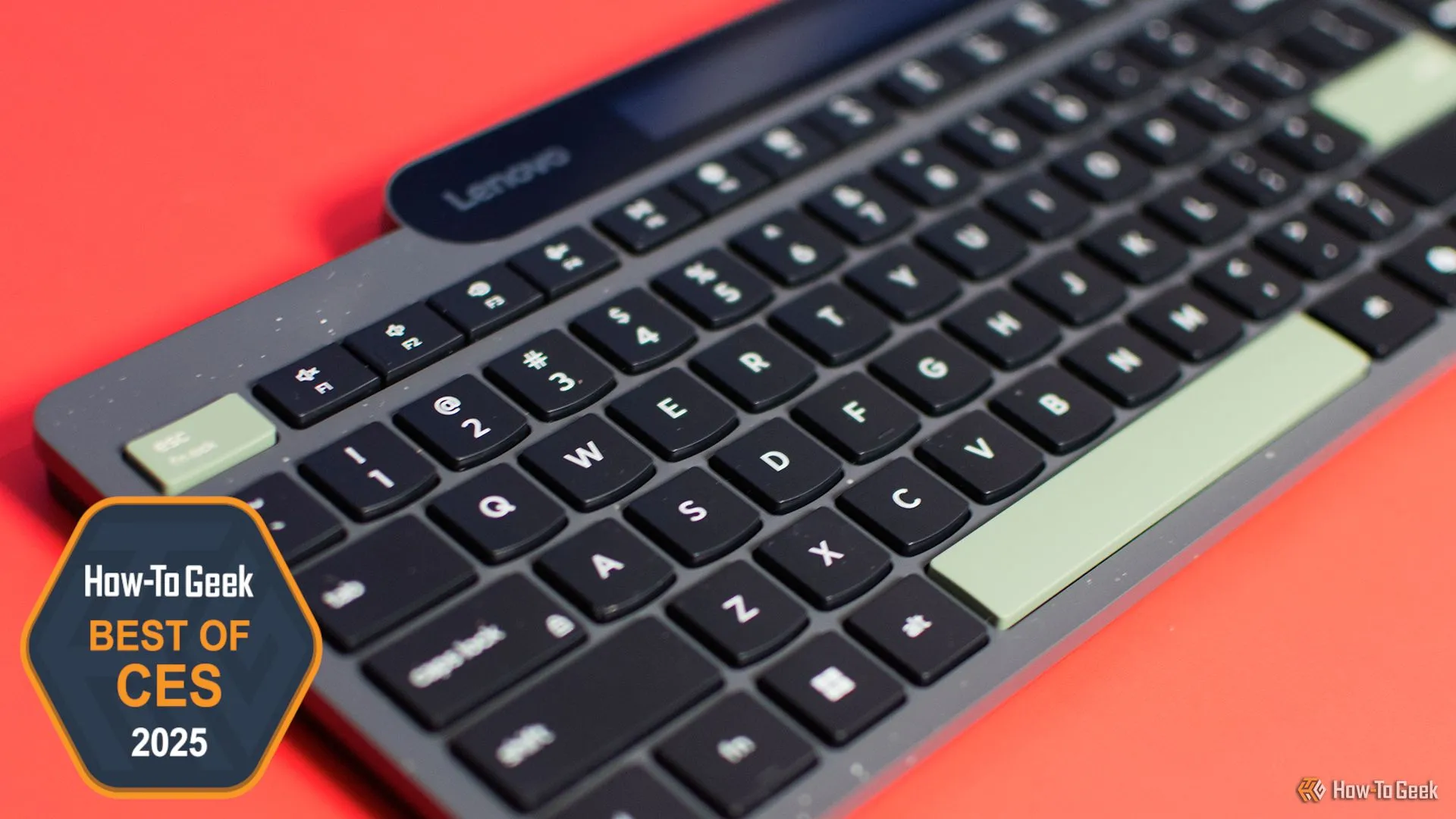 Bàn phím Bluetooth tự sạc Lenovo với tấm pin mặt trời tích hợp tại CES 2025.