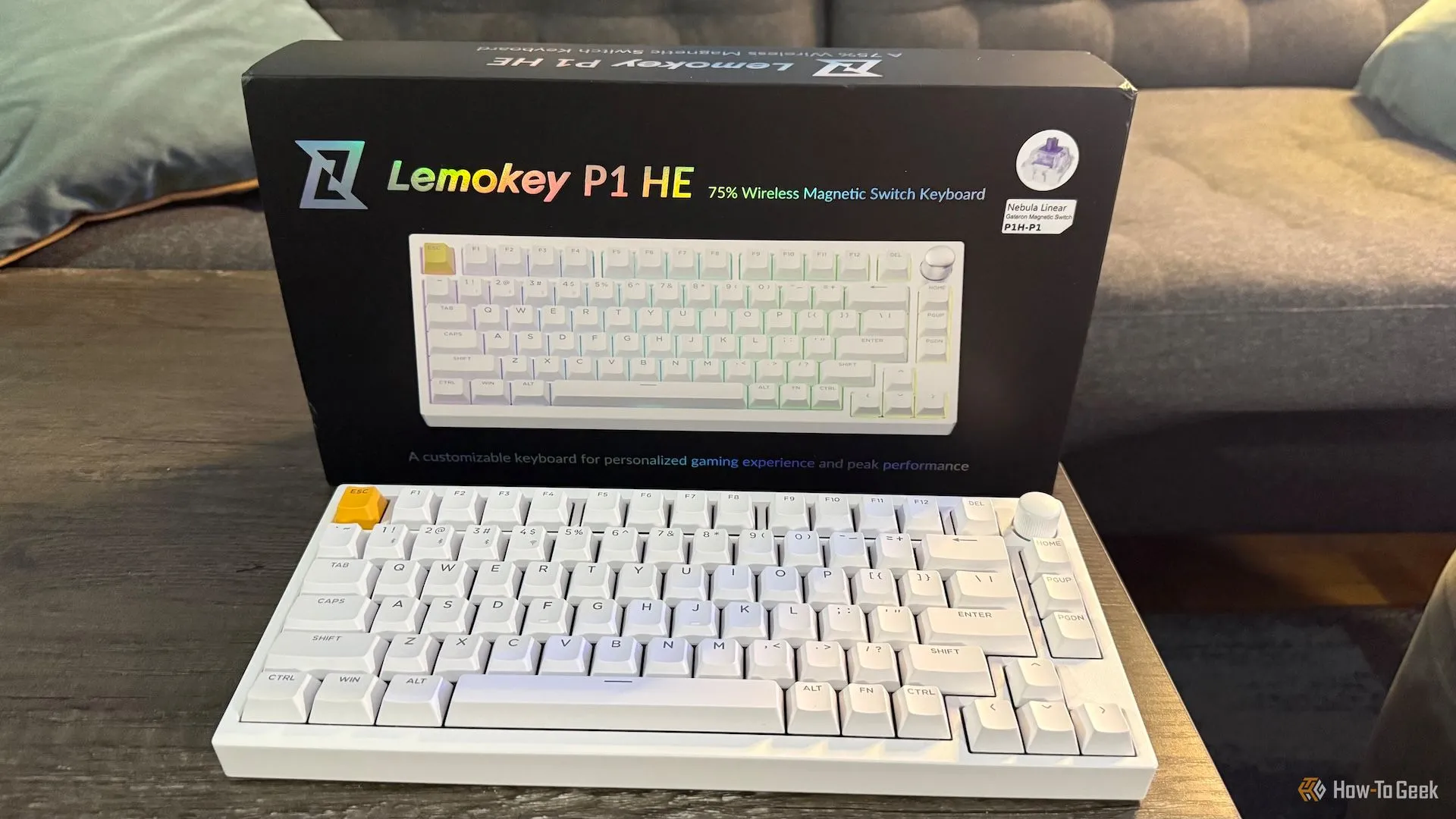 Bàn phím Lemokey P1 HE cùng hộp đựng trên bàn làm việc