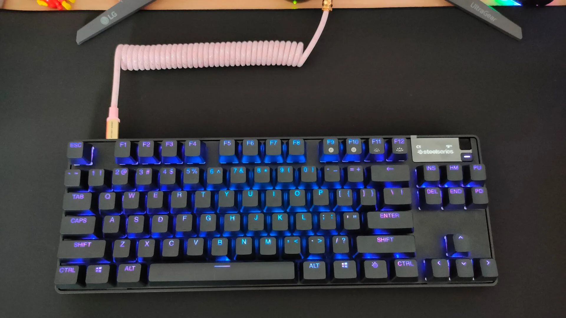 Bàn phím SteelSeries Apex Pro Gen 3 TKL Wireless với switch Hall Effect trên bàn làm việc