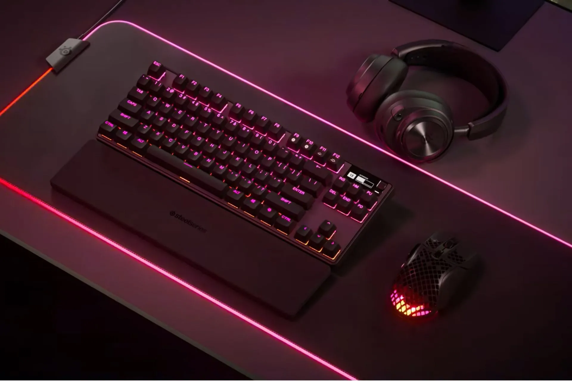 Bàn phím SteelSeries Pro TKL trên góc bàn chơi game