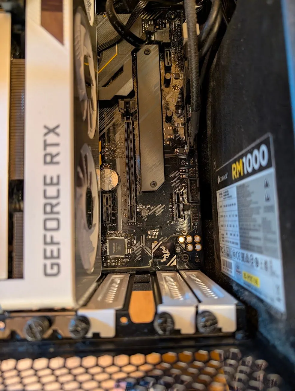Bên trong thùng máy tính để bàn, nhìn vào bo mạch chủ và các khe cắm PCIe.