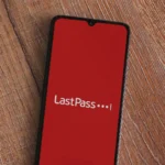 Biểu tượng LastPass trên màn hình điện thoại, minh họa các rủi ro bảo mật của trình quản lý mật khẩu đám mây.