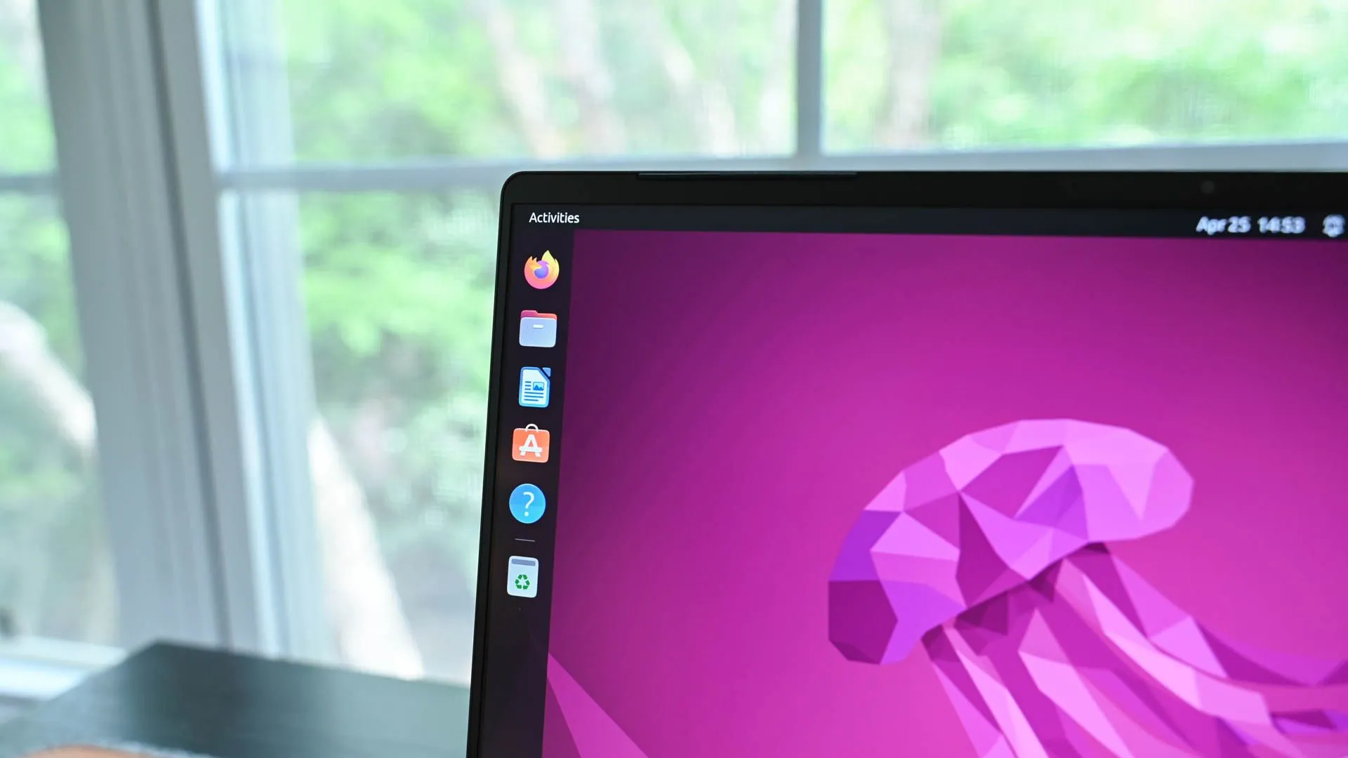 Biểu tượng logo Ubuntu trên màn hình nền máy tính, đại diện cho hệ điều hành Linux