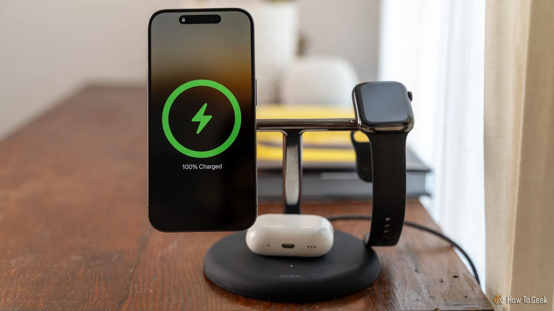 Bộ sạc Belkin BoostCharge Pro 3-in-1 MagSafe với iPhone, Apple Watch và AirPods đang sạc