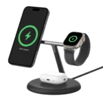 Bộ sạc không dây Belkin BoostCharge Pro 3-in-1 MagSafe Qi2 màu trắng, đặt trên bàn gỗ, sạc cho iPhone, Apple Watch và AirPods, với thiết kế gọn gàng hiện đại.