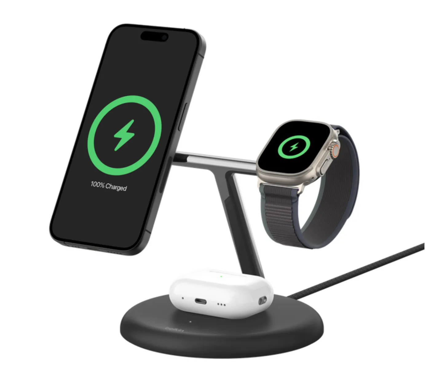 Bộ sạc không dây Belkin BoostCharge Pro 3-in-1 MagSafe Qi2 màu trắng, đặt trên bàn gỗ, sạc cho iPhone, Apple Watch và AirPods, với thiết kế gọn gàng hiện đại.