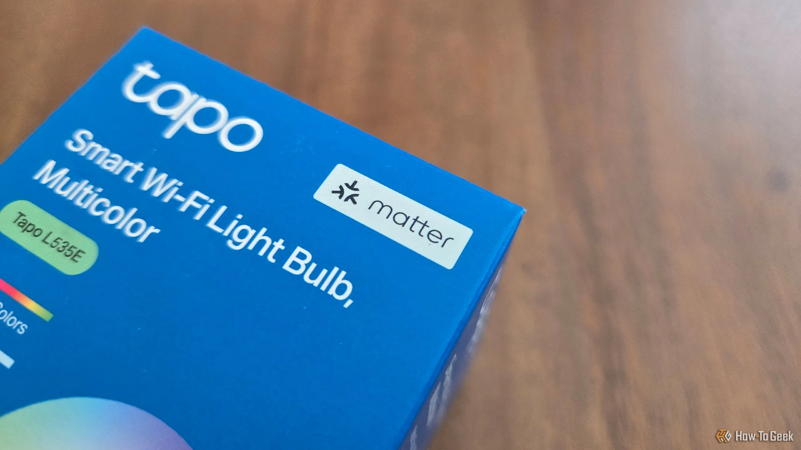 Bóng đèn thông minh TP-Link Tapo tương thích Matter còn trong hộp, thể hiện khả năng tích hợp thiết bị đa dạng của Home Assistant.