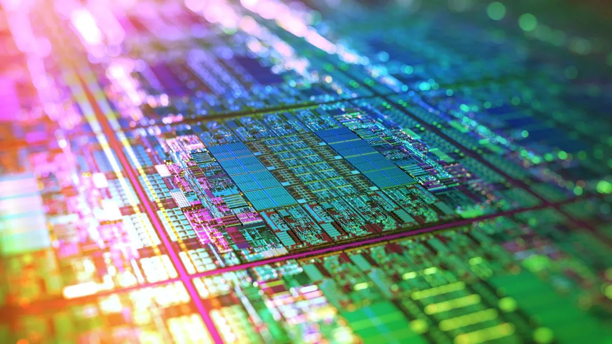 Các tấm wafer silicon óng ánh trong quá trình sản xuất microchip, thể hiện công nghệ bán dẫn tiên tiến.