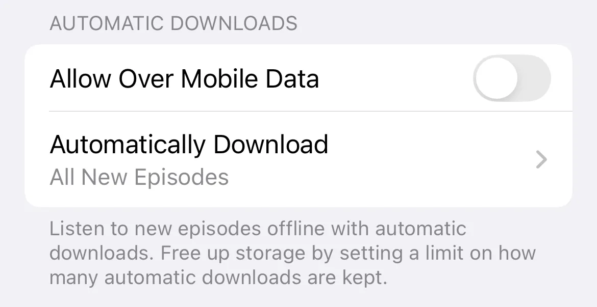 Cài đặt tự động tải về trong ứng dụng Apple Podcasts, cho phép quản lý nội dung ngoại tuyến.
