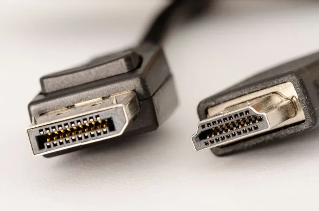Cận cảnh các cổng kết nối DisplayPort và HDMI trên màn hình máy tính.