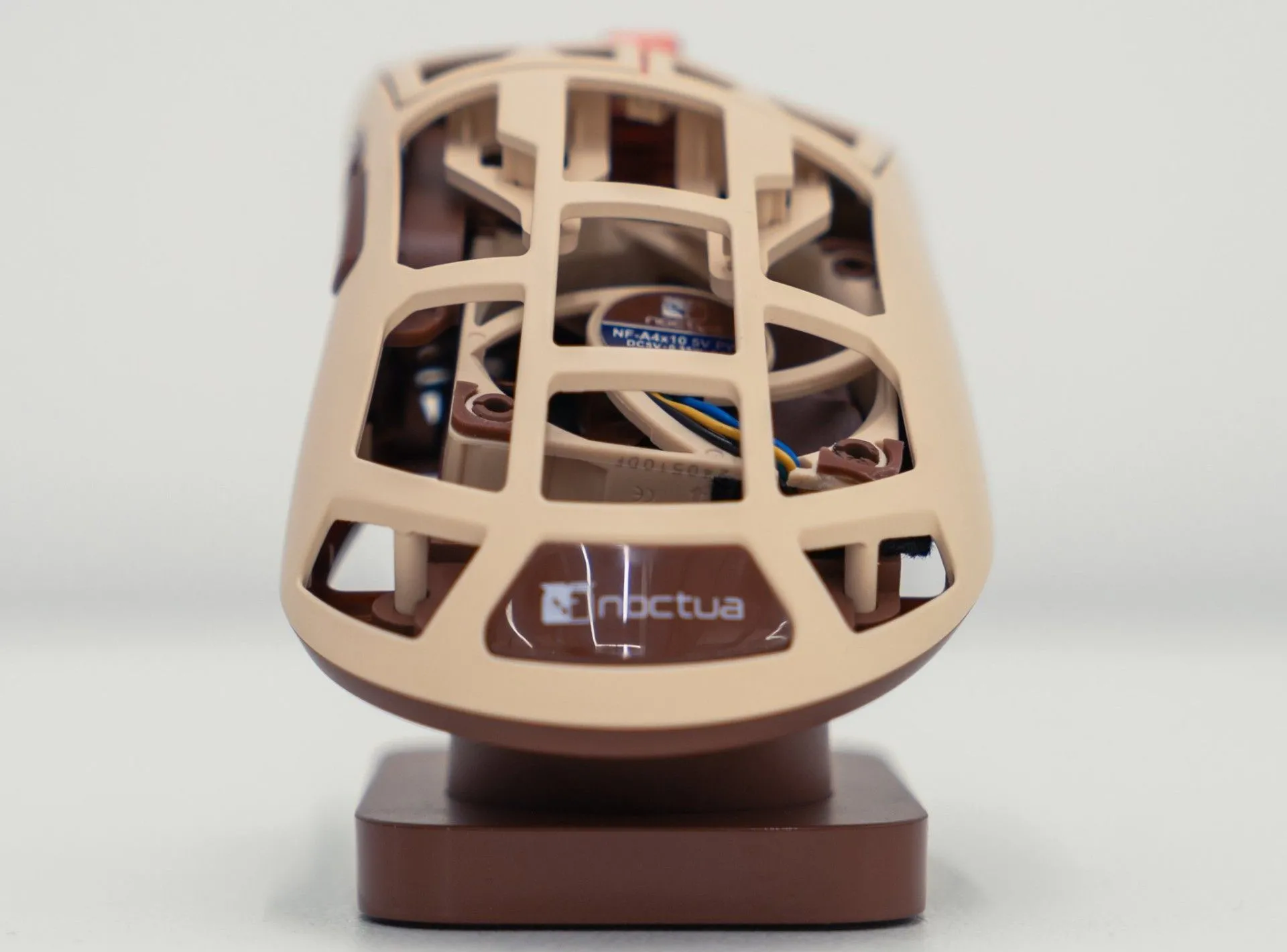 Cận cảnh chuột gaming siêu nhẹ Pulsar x Feinman Noctua Edition, nổi bật với vỏ hợp kim magiê đục lỗ.