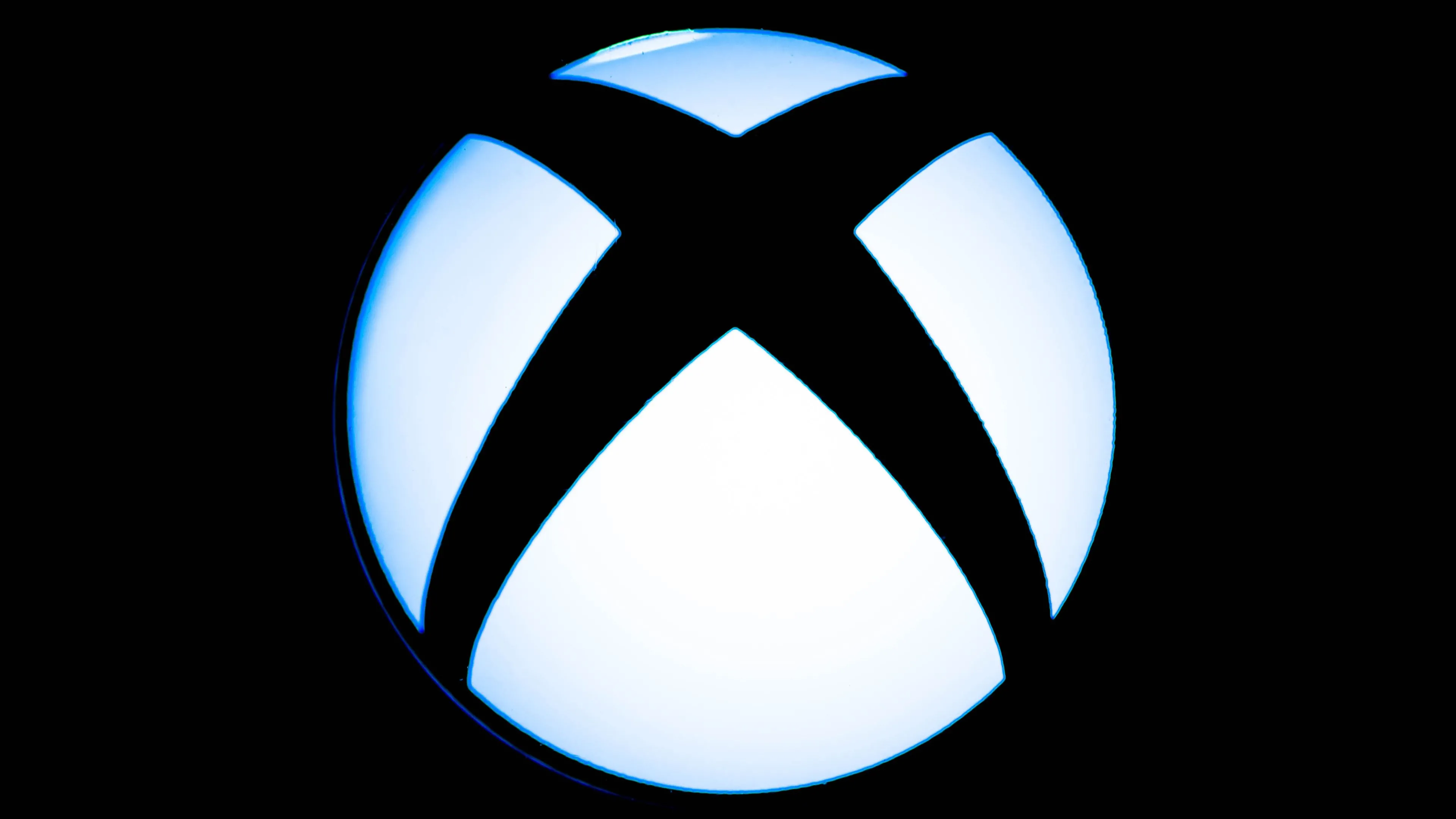 Cận cảnh logo Xbox phát sáng, tượng trưng cho nỗ lực tái định vị thương hiệu và chiến lược phát triển dịch vụ game của Microsoft.