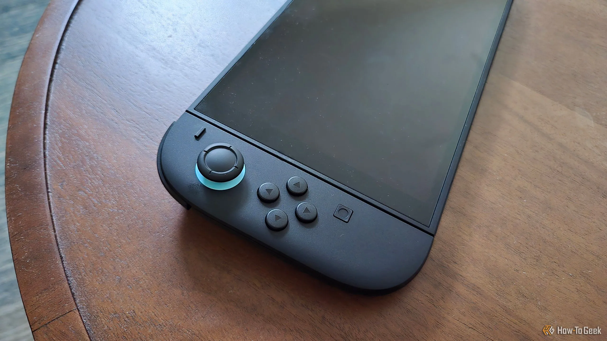 Cận cảnh tay cầm Joy-Con trái của máy chơi game Nintendo Switch 2