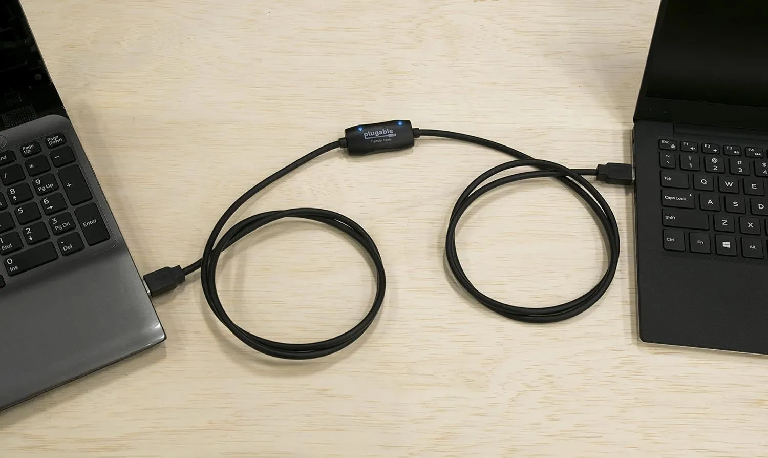 Cáp chuyển dữ liệu USB 3.0 kết nối giữa hai laptop Windows