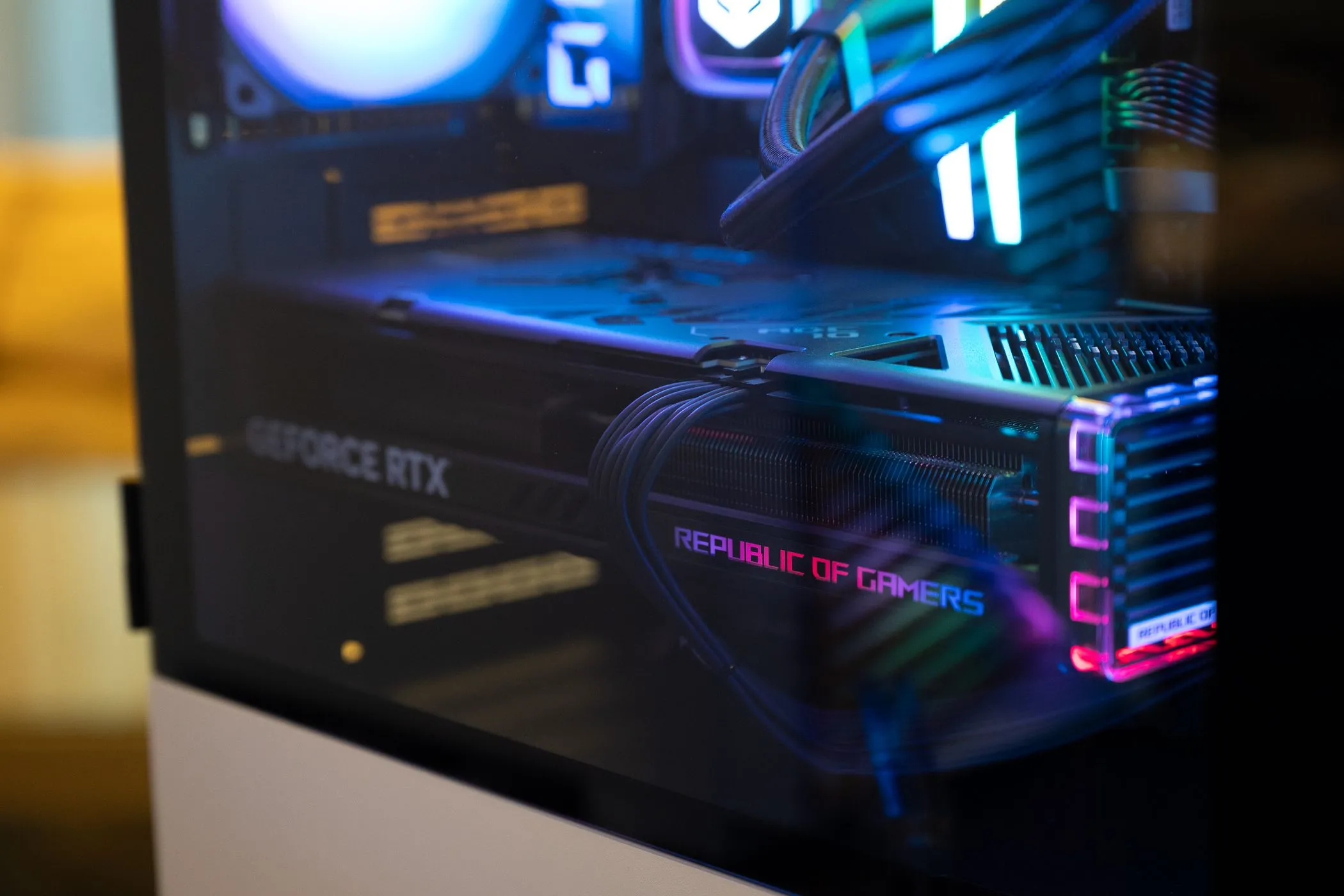Card đồ họa NVIDIA GeForce RTX bên trong PC gaming, minh họa linh kiện quan trọng cần theo dõi hiệu suất để phát hiện nghẽn cổ chai.