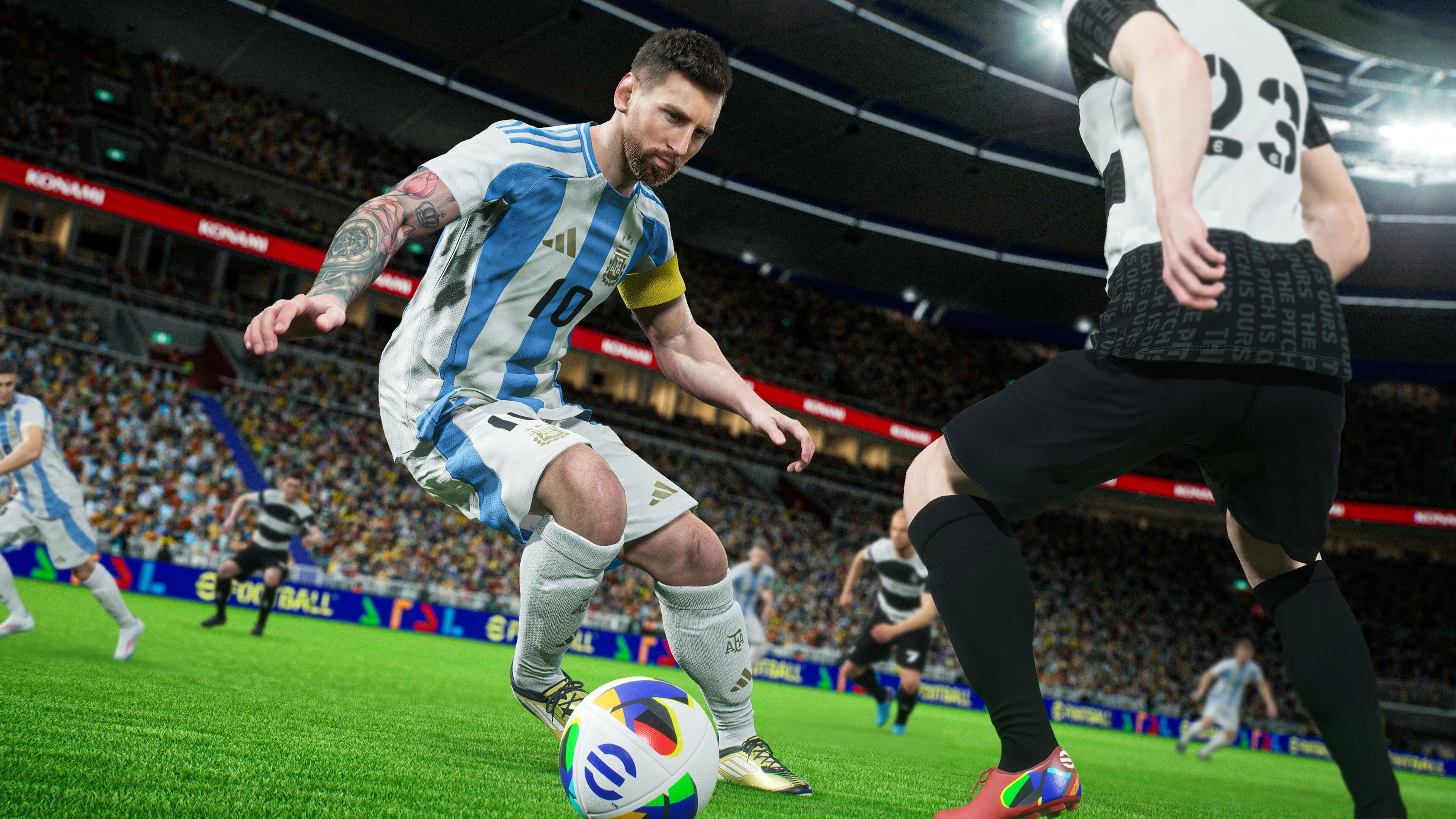 Cầu thủ Lionel Messi đang rê bóng trong game eFootball, thể hiện sự chân thực của tựa game mô phỏng bóng đá miễn phí, tương tự EA Sports FC.
