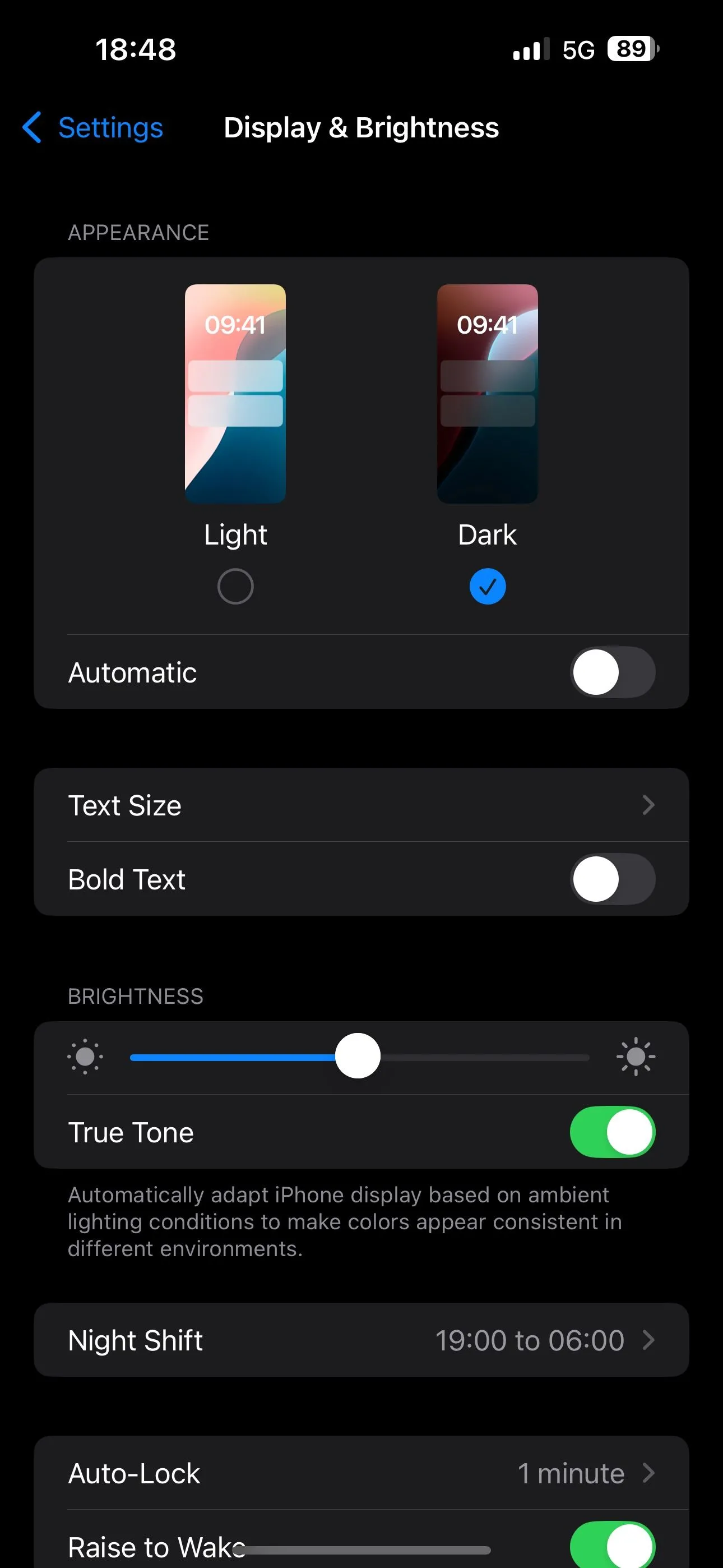 Chọn tùy chọn giao diện Tối (Dark) trong Cài đặt hiển thị iPhone.