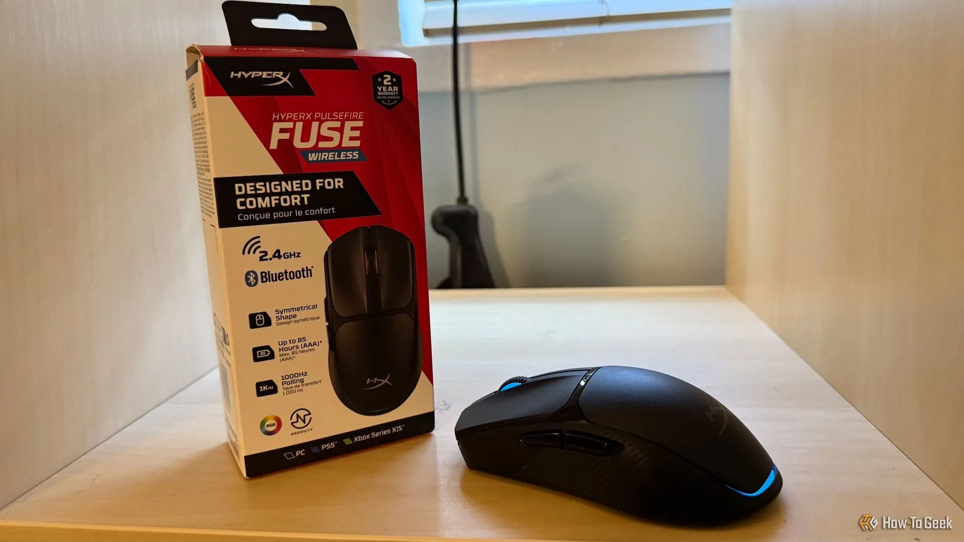 Chuột gaming HyperX Pulsefire Fuse và hộp đựng sản phẩm, thể hiện tổng thể gói hàng.