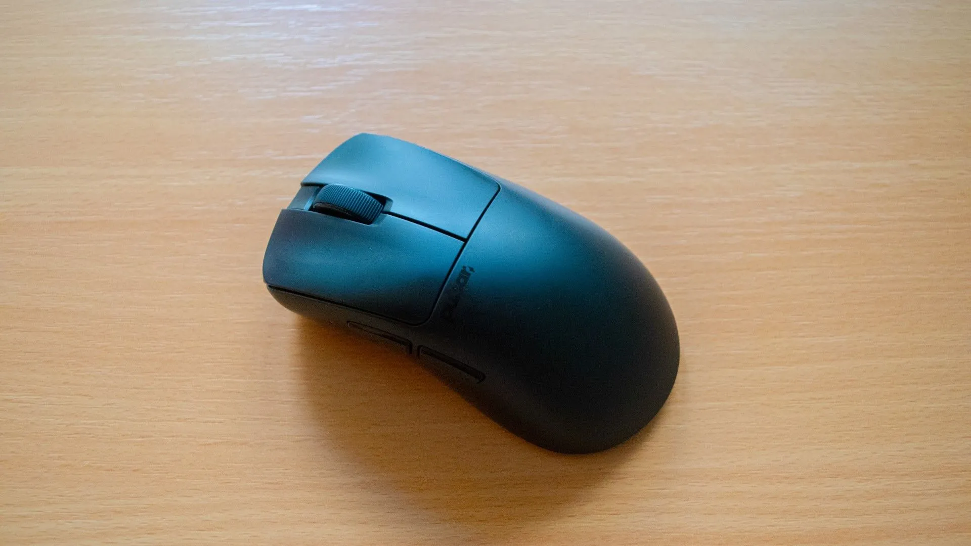 Chuột gaming siêu nhẹ Pulsar Xlite V3 trên bàn, cho thấy kích thước và form cầm thoải mái.