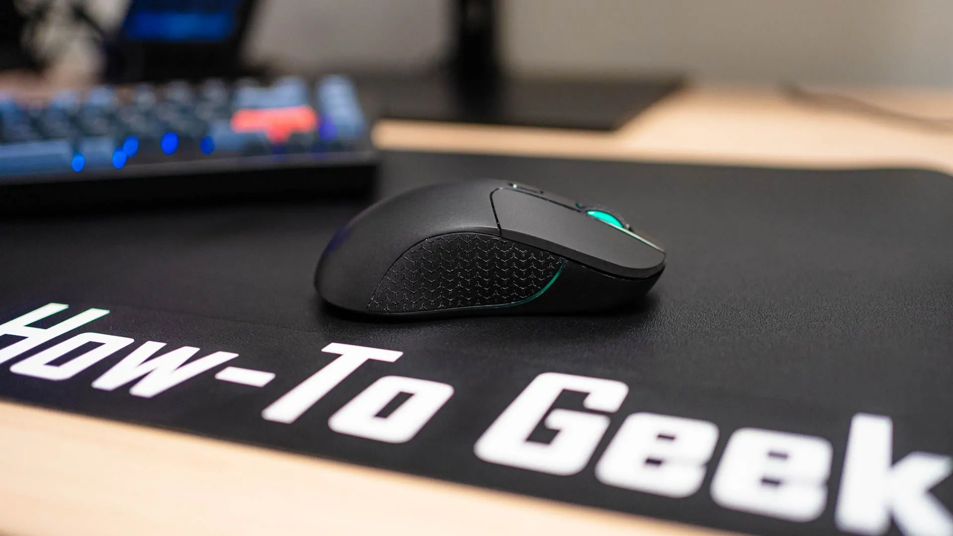 Chuột không dây Keychron M3 trên tấm lót bàn How To Geek