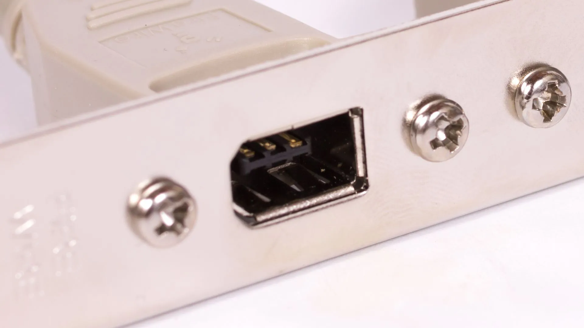 Cổng kết nối FireWire trên thiết bị điện tử