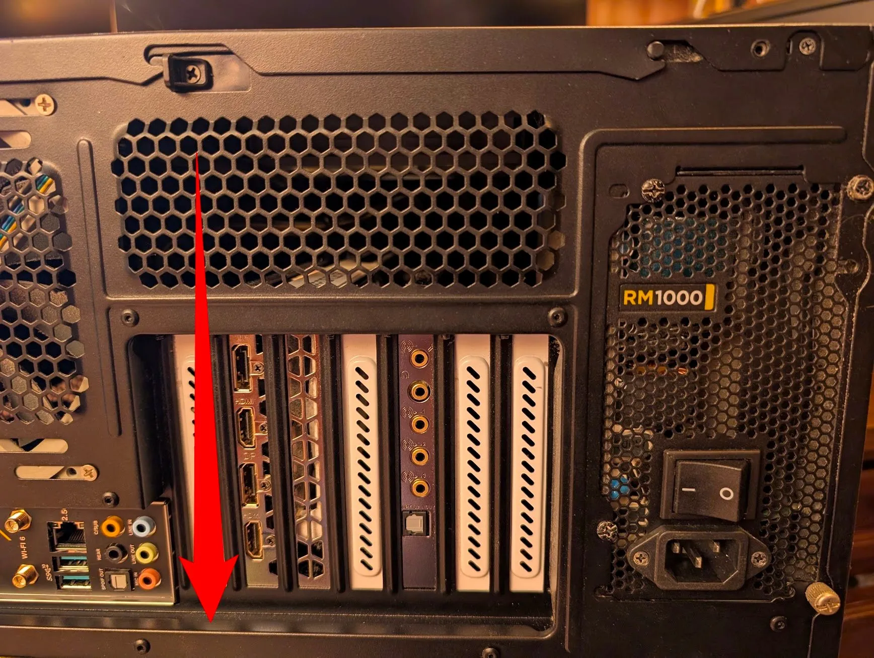 Đặt máy tính nằm ngang với mặt bảng I/O hướng xuống dưới.