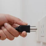 Dây cắm nguồn adapter laptop vào ổ điện, minh họa chi phí điện năng của NAS