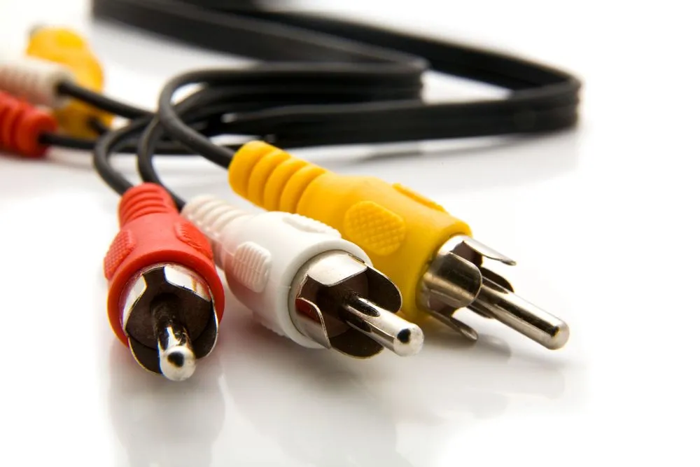 Dây cáp composite (đỏ, trắng, vàng) dùng để kết nối Nintendo Wii với TV cũ.
