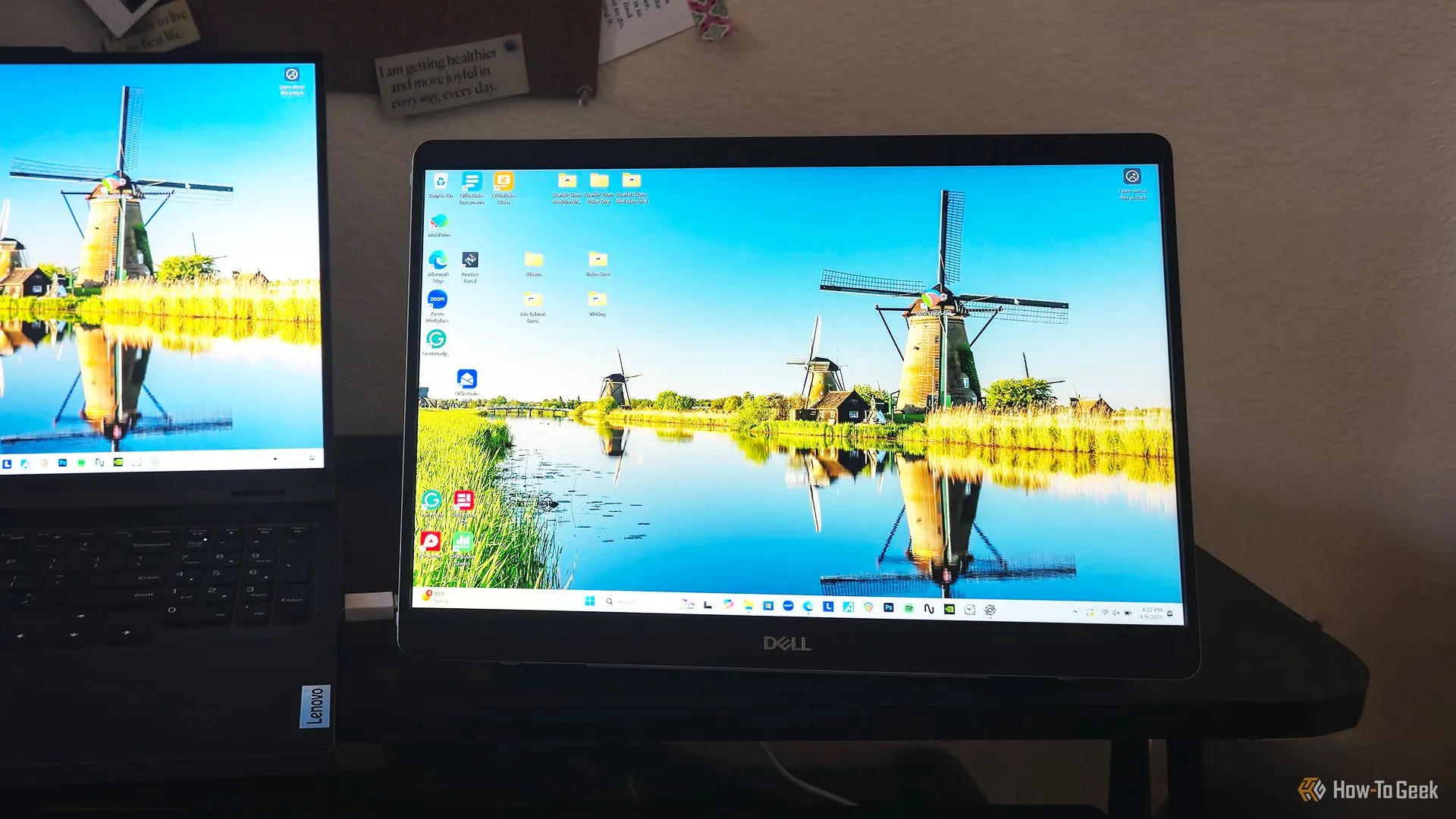 Dell Pro 14 Plus P1425 được cắm và hoạt động, hiển thị nội dung từ máy tính xách tay trong môi trường làm việc.