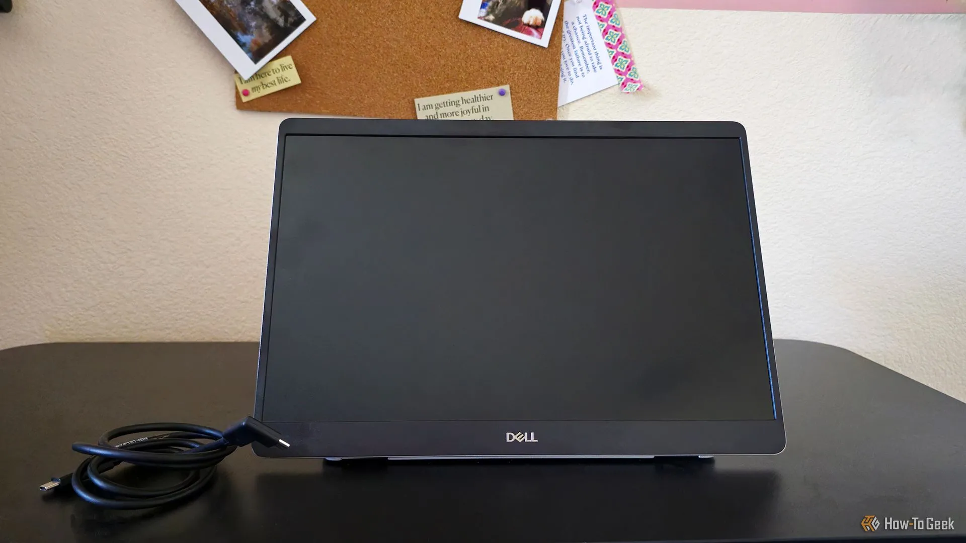 Dell Pro 14 Plus P1425 ở trạng thái tắt, hiển thị thiết kế chân đế và các cổng kết nối.