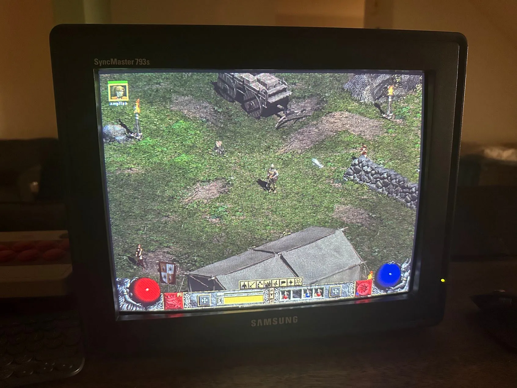 Diablo II với đồ họa pixel cổ điển trên CRT