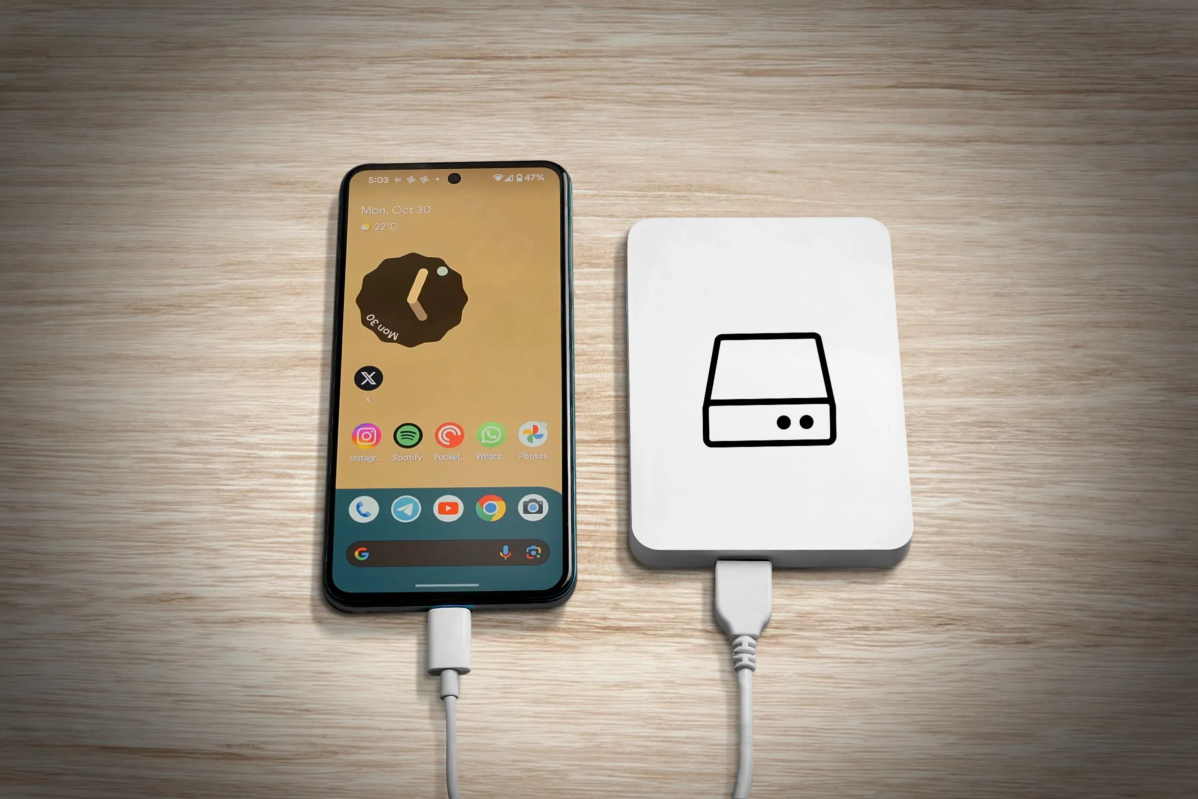 Điện thoại Android kết nối với ổ cứng ngoài để sao lưu dữ liệu, minh họa nhu cầu lưu trữ game an toàn.