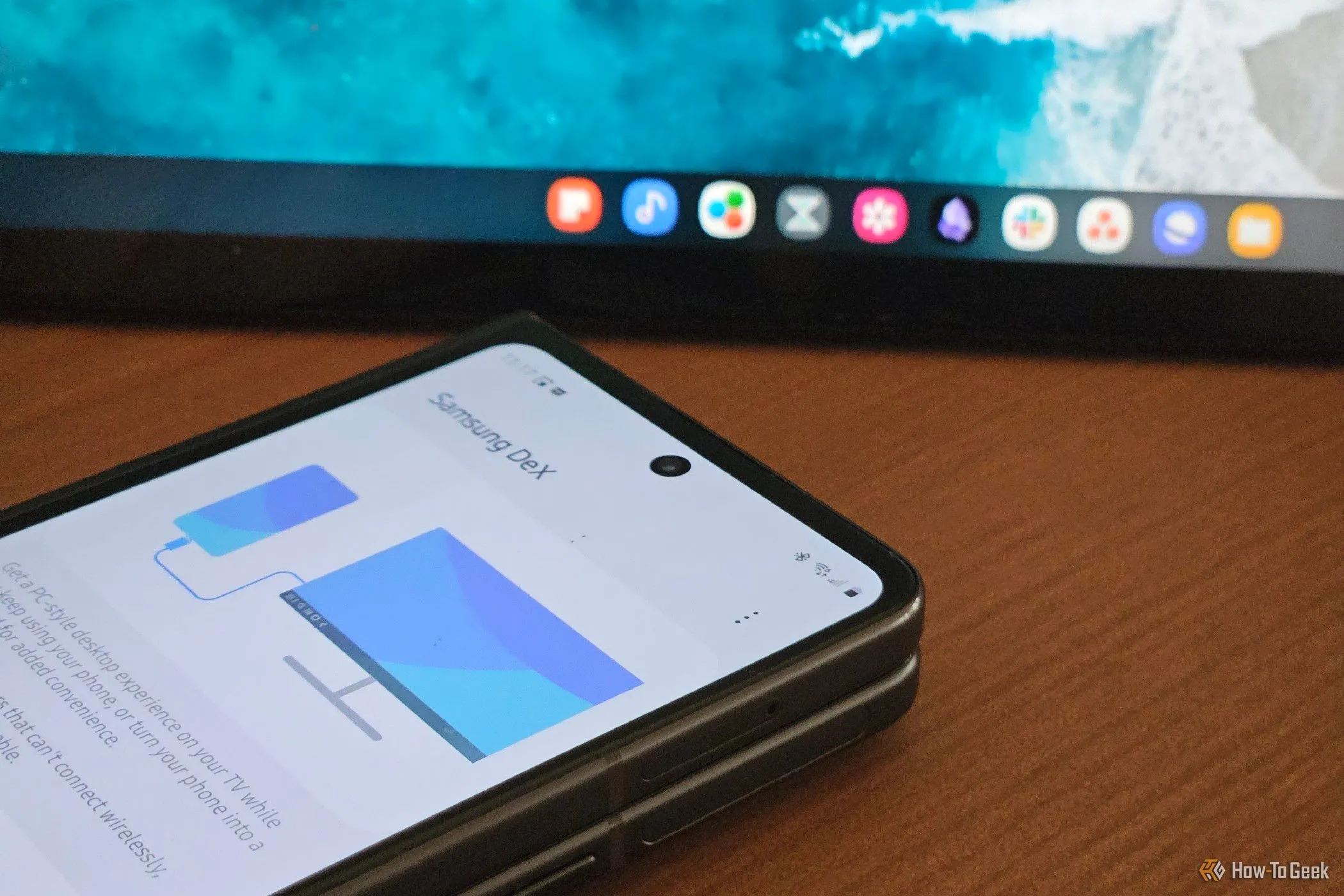 Điện thoại Galaxy Z Fold 5 khởi động Samsung DeX trên lapdock, tạo trải nghiệm máy tính để bàn di động