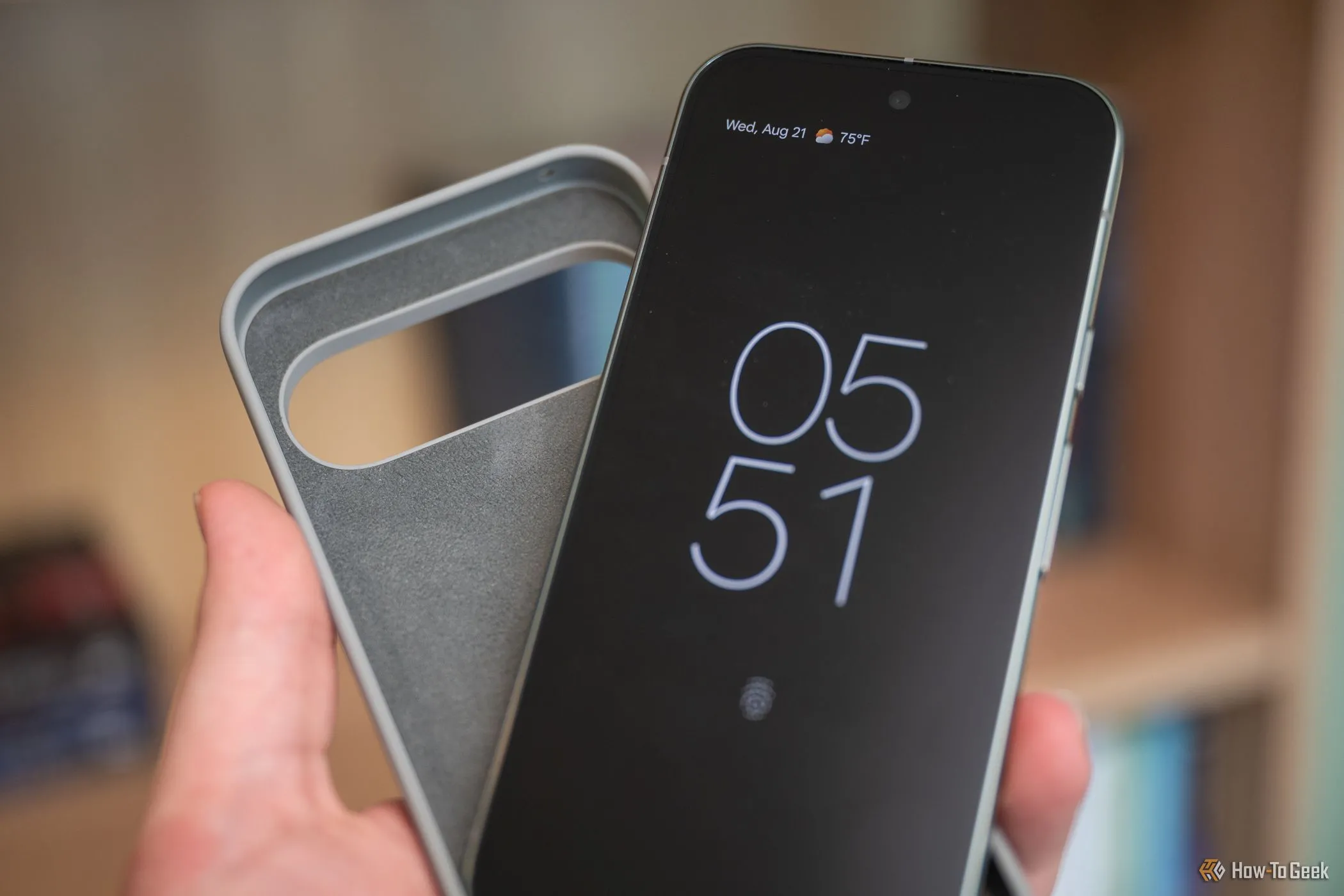 Điện thoại Google Pixel 9 Pro đặt cạnh một chiếc ốp lưng bảo vệ, nhấn mạnh tầm quan trọng của việc sử dụng ốp lưng để giữ gìn giá trị bán lại điện thoại.