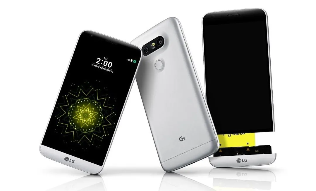 Điện thoại LG G5 với thiết kế module độc đáo và "Magic Slot" ở cạnh dưới.