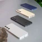 Điện thoại Samsung Galaxy S24 đặt cạnh nhau trên bàn, khó phân biệt