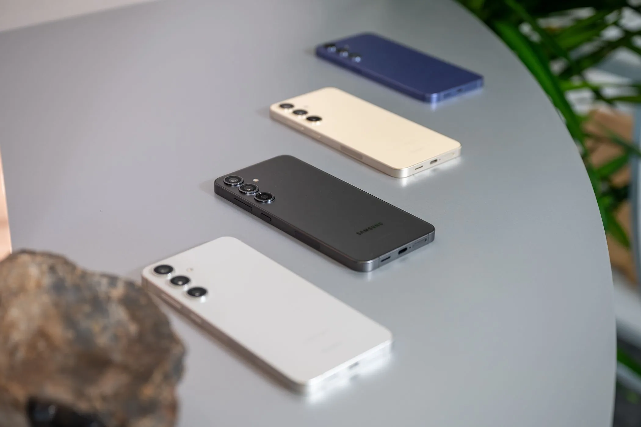 Điện thoại Samsung Galaxy S24 đặt cạnh nhau trên bàn, khó phân biệt
