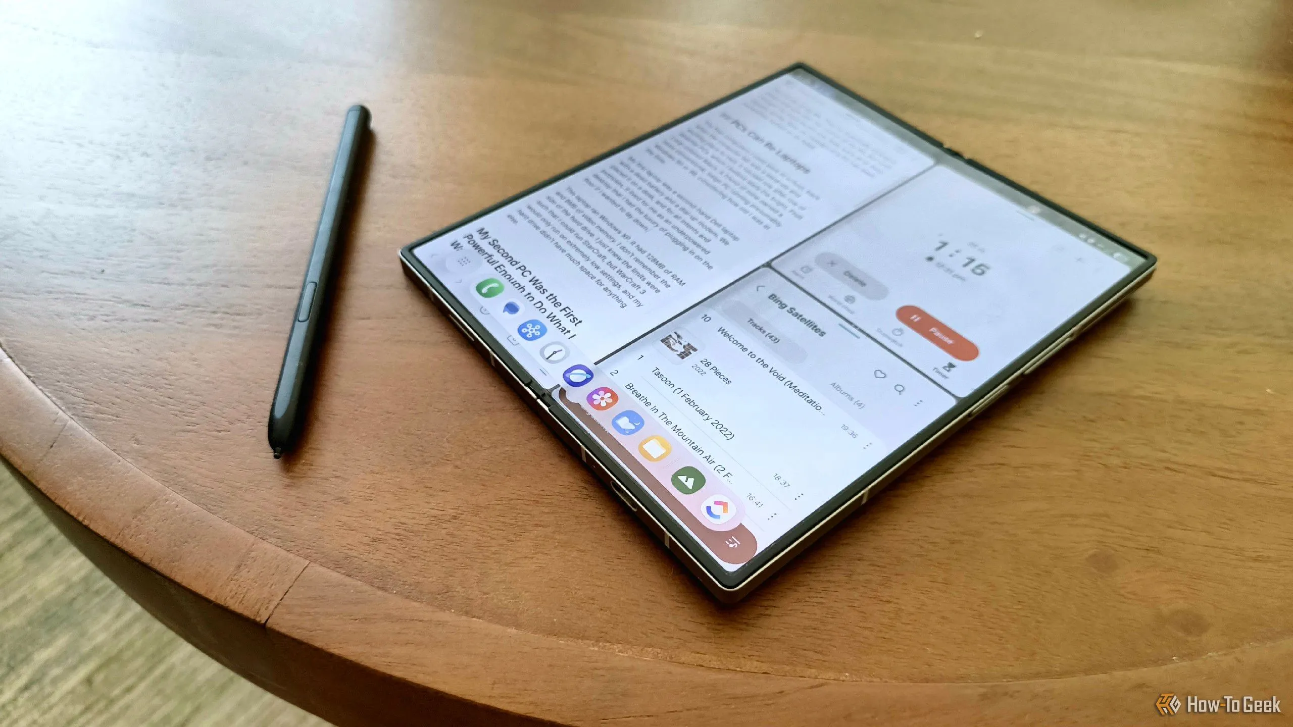 Điện thoại Samsung Galaxy Z Fold 6 và bút S Pen trên bàn, minh họa thiết bị công nghệ đã được tối ưu hóa cho sự bình yên