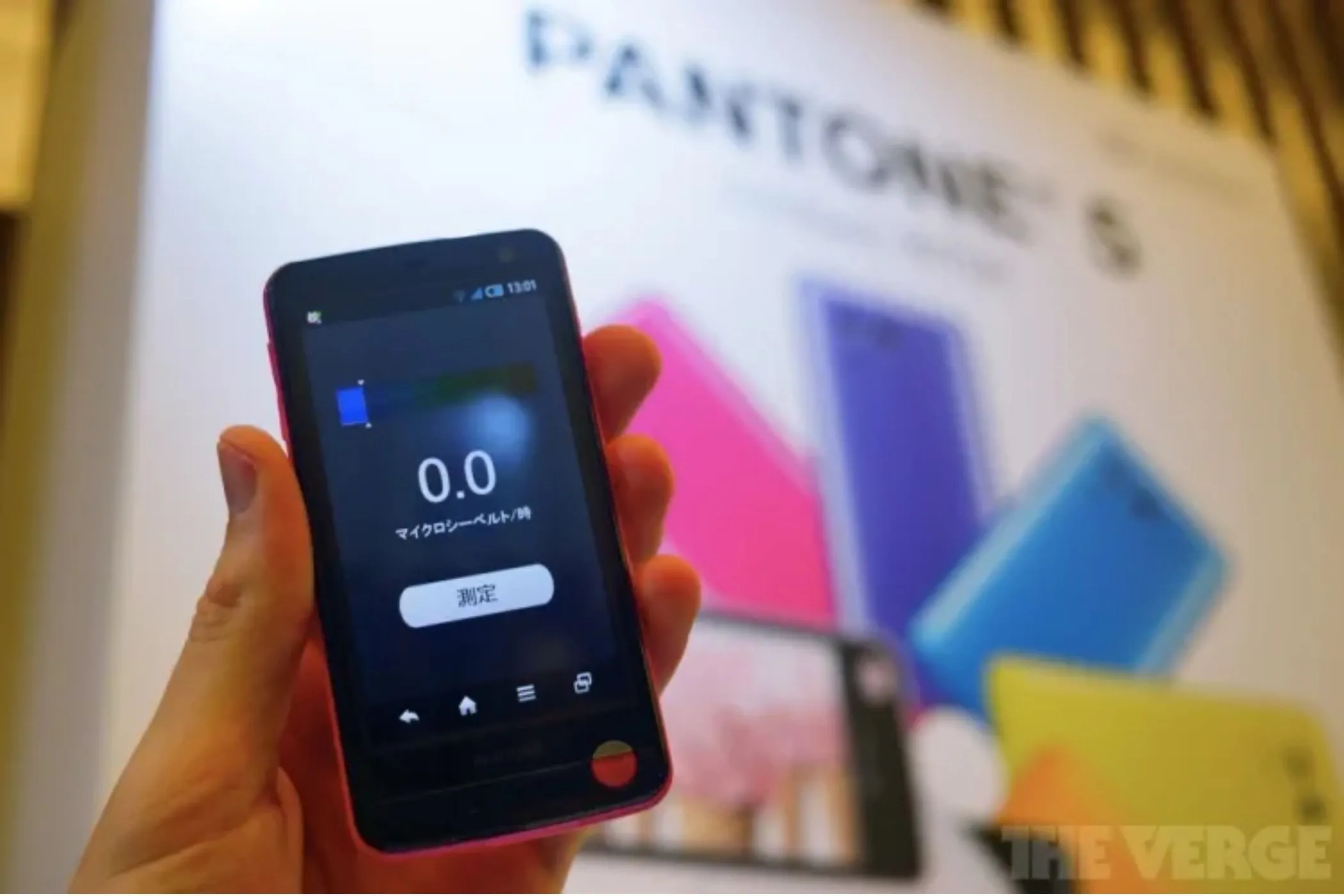 Điện thoại Softbank PANTONE 107SH với màn hình hiển thị kết quả đo bức xạ