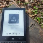 Điện thoại tối giản (Minimal Phone) đang phát một tập podcast, minh họa sự phổ biến của podcast trong cuộc sống hàng ngày.