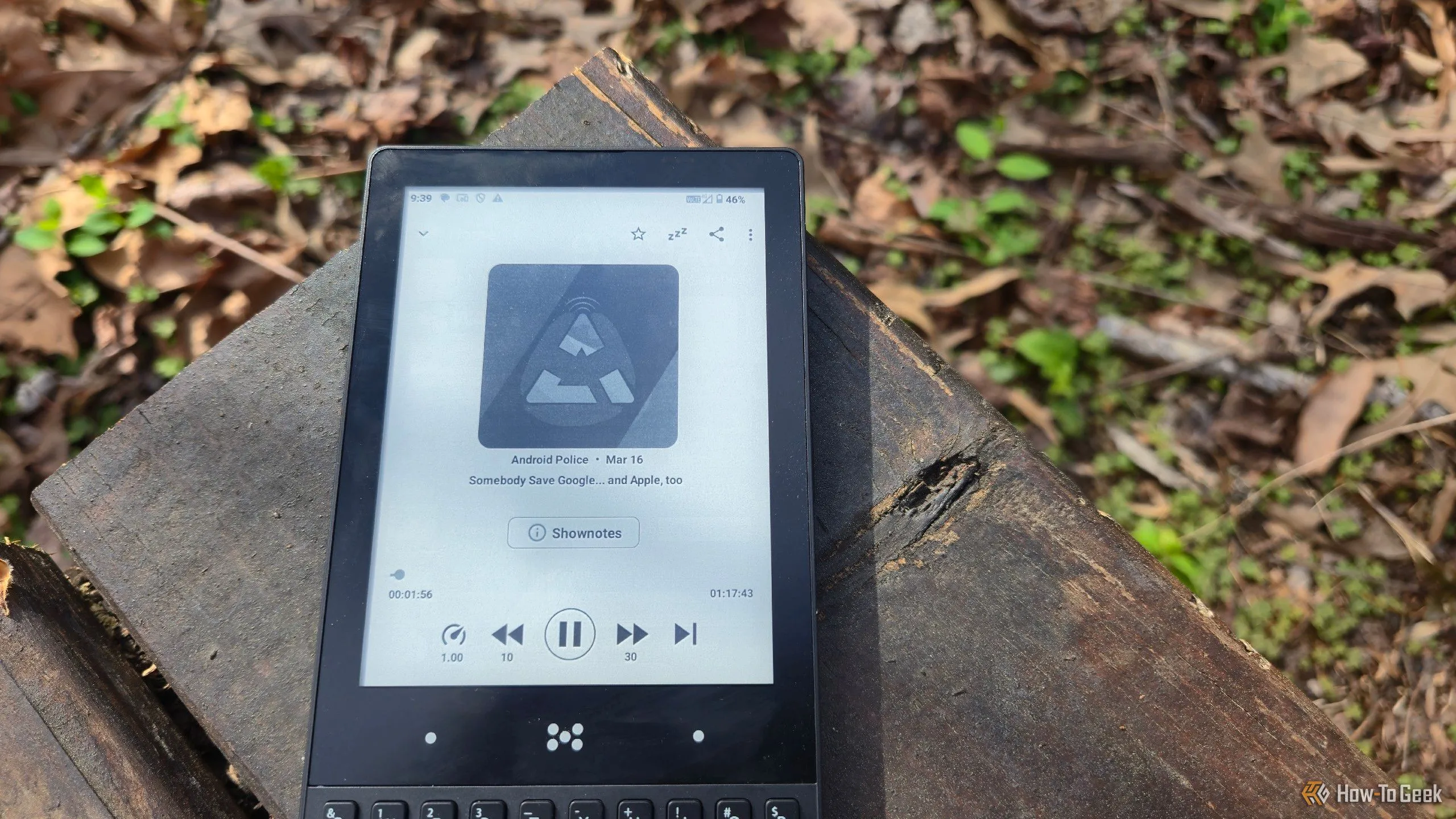 Điện thoại tối giản (Minimal Phone) đang phát một tập podcast, minh họa sự phổ biến của podcast trong cuộc sống hàng ngày.