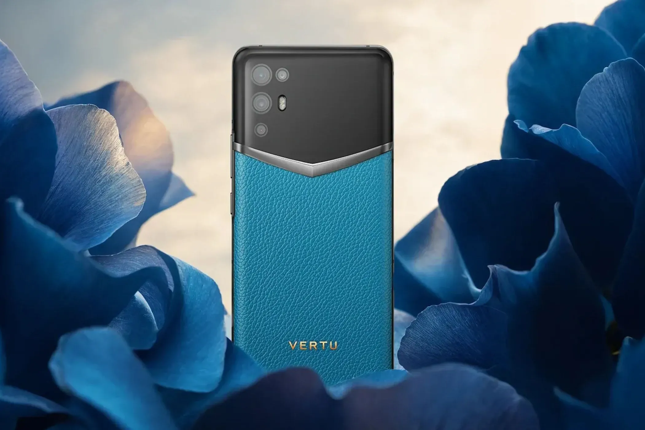 Điện thoại Vertu với nút Concierge màu đỏ đặc trưng