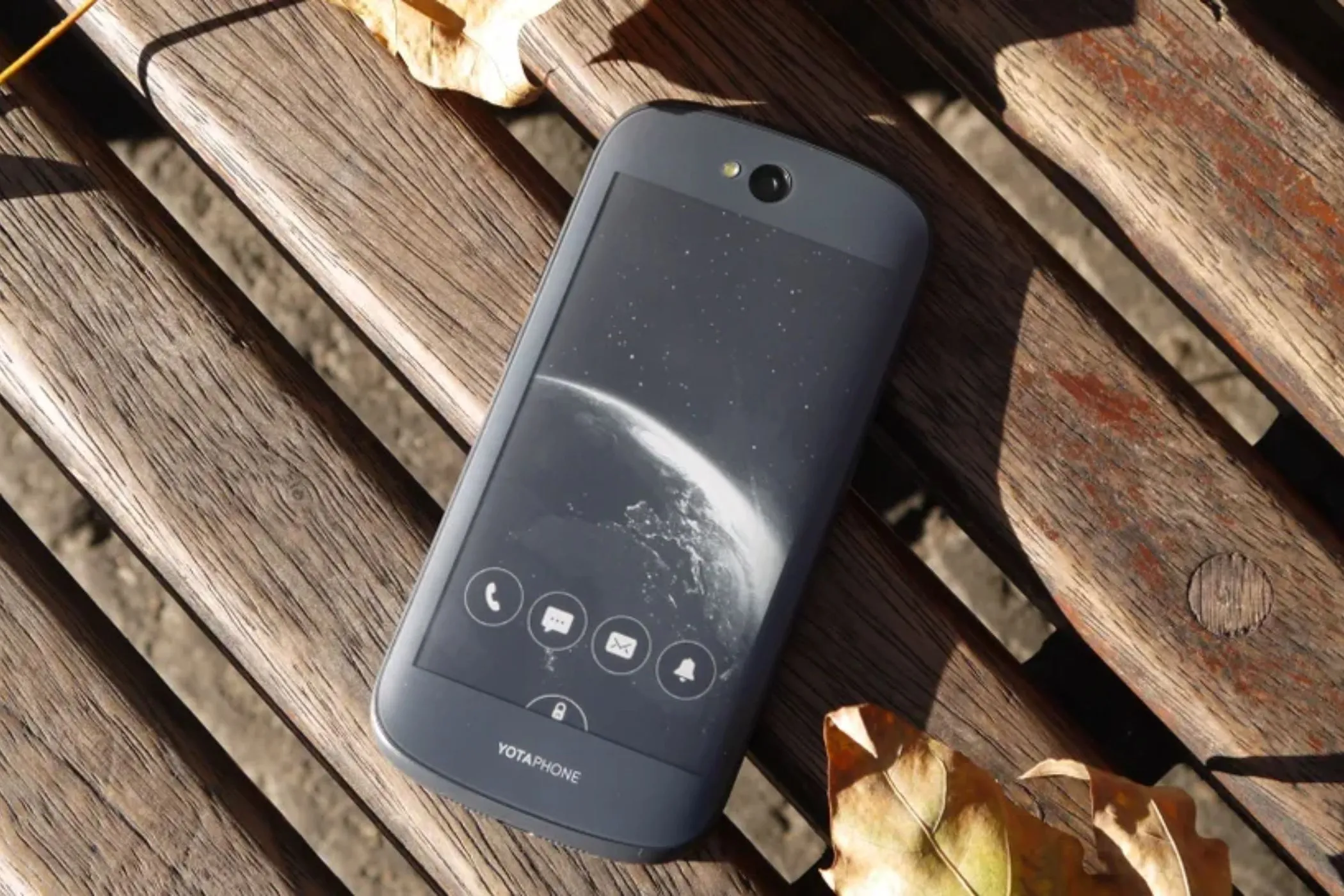 Điện thoại YotaPhone 2 hiển thị màn hình kép E-Ink ở mặt sau