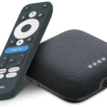 Điều khiển Google TV Onn 4K Pro của Walmart với nút Free TV màu xanh nổi bật