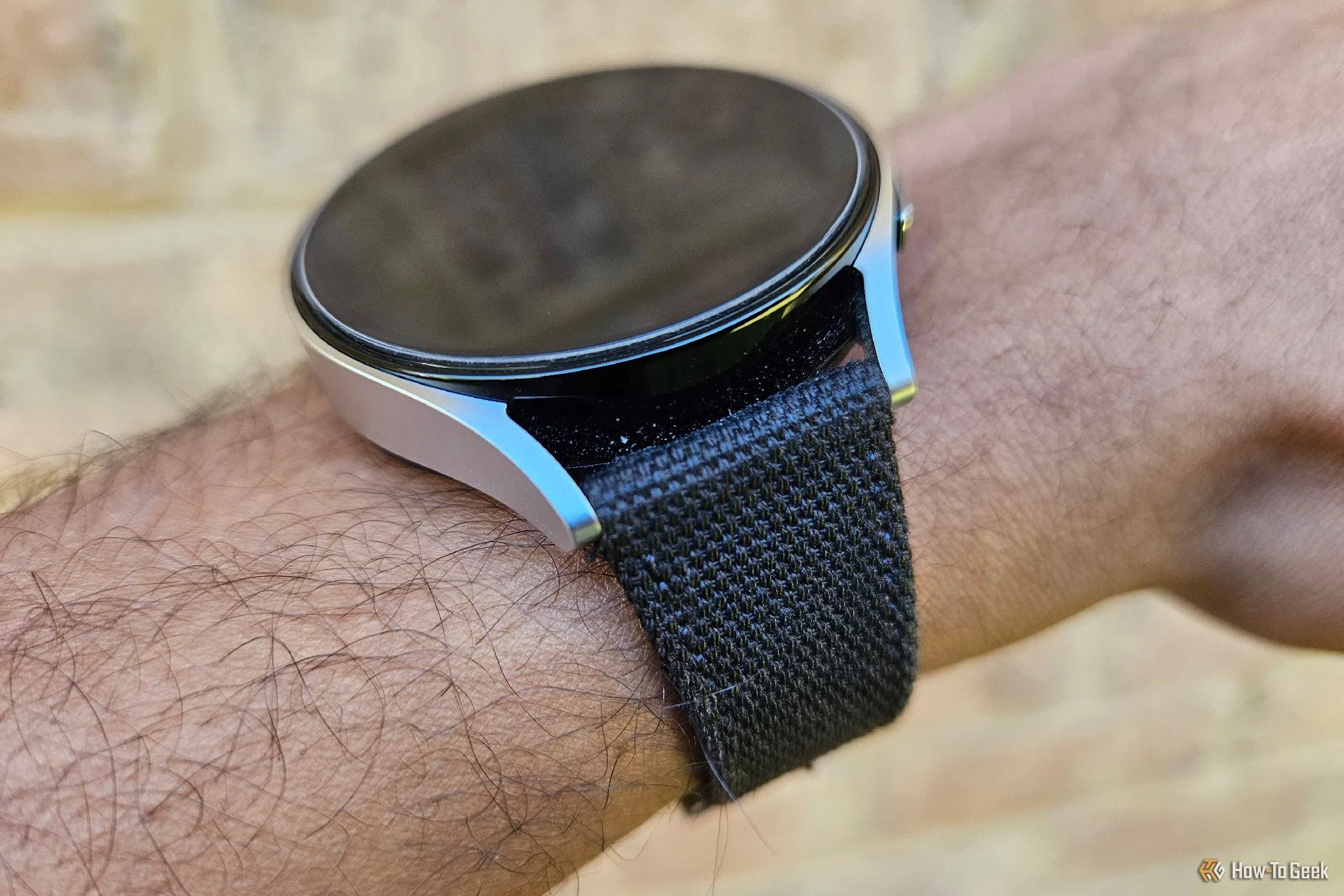 Đồng hồ Galaxy Watch với dây đeo tùy chỉnh, thể hiện tính linh hoạt trong thiết kế